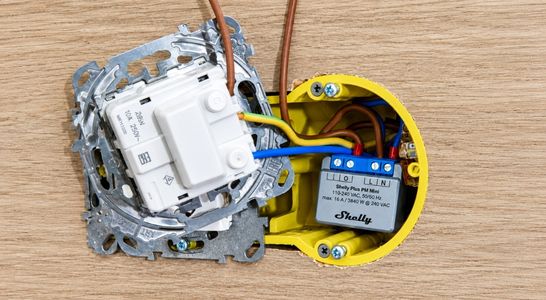 Датчик на прозорец и телефон с известие
